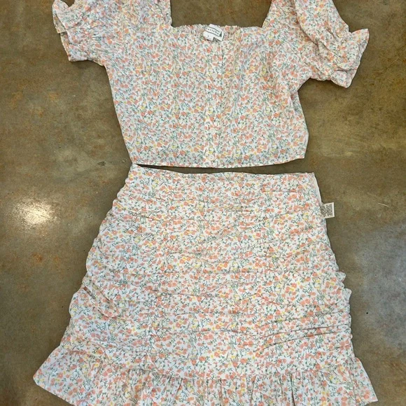 Floral Puff Sleeve Crop Top & Ruffled Mini Skirt Set - Pastel Floral - Picture 2 of 5